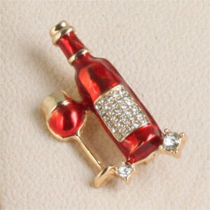 Brosche aus Edelstahl mit Weinflasche und Glas